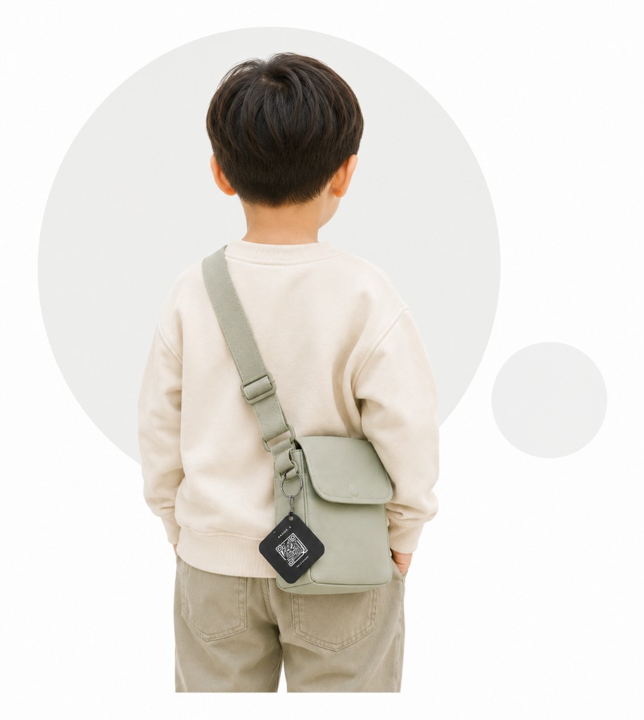 아이의 크로스백에 태그가 달린 모습